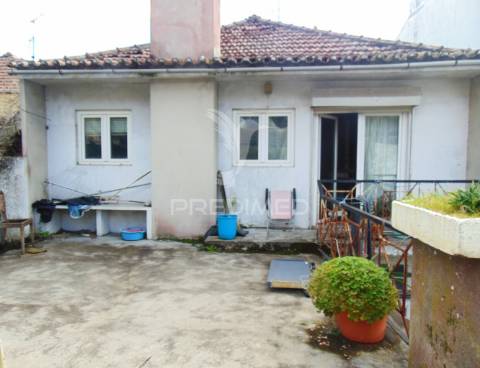 Prédio 3 pisos e loja comercial na zona histórica de vila real