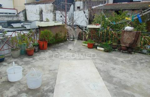 Prédio 3 pisos e loja comercial na zona histórica de vila real