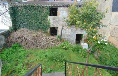 Prédio 3 pisos e loja comercial na zona histórica de vila real