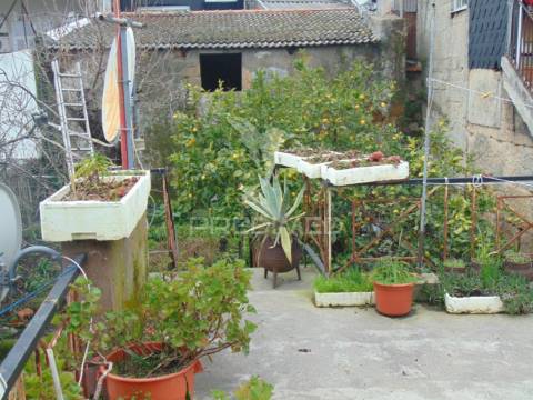 Prédio 3 pisos e loja comercial na zona histórica de vila real