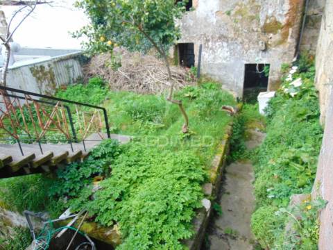 Prédio 3 pisos e loja comercial na zona histórica de vila real