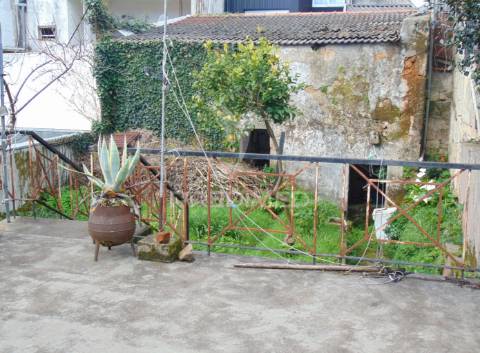 Prédio 3 pisos e loja comercial na zona histórica de vila real