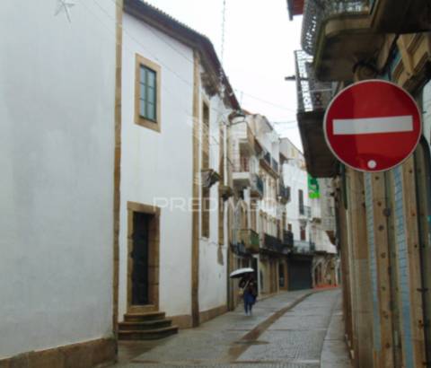 Prédio 3 pisos e loja comercial na zona histórica de vila real