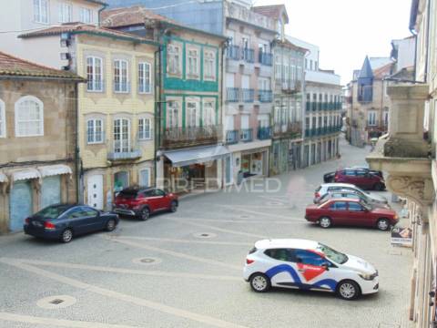 Prédio 3 pisos e loja comercial na zona histórica de vila real