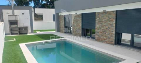 Moradia t4 - quinta da serralheira, setúbal  600.000€