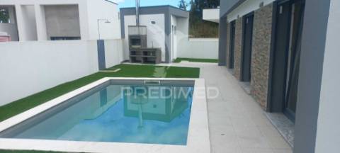 Moradia t4 - quinta da serralheira, setúbal  600.000€