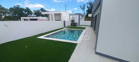 Moradia t4 - quinta da serralheira, setúbal  600.000€