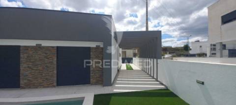 Moradia t4 - quinta da serralheira, setúbal  600.000€