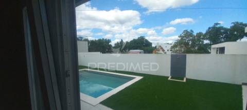 Moradia t4 - quinta da serralheira, setúbal  600.000€