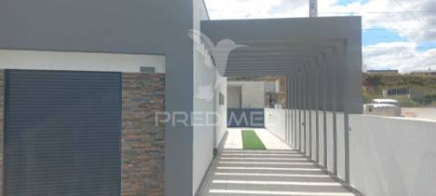 Moradia t4 - quinta da serralheira, setúbal  600.000€