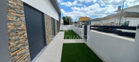 Moradia t4 - quinta da serralheira, setúbal  600.000€