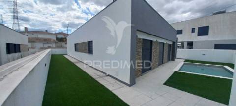 Moradia t4 - quinta da serralheira, setúbal  600.000€