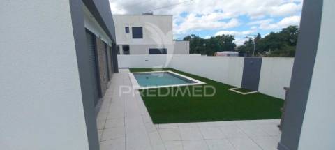 Moradia t4 - quinta da serralheira, setúbal  600.000€