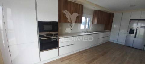 Moradia t4 - quinta da serralheira, setúbal  600.000€