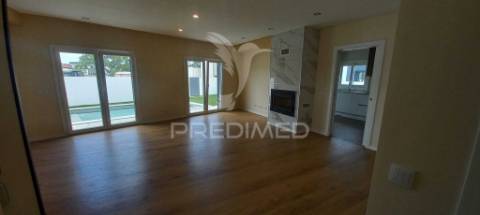 Moradia t4 - quinta da serralheira, setúbal  600.000€