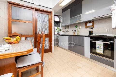 Apartamento t3 equipado e mobilado, localizado em terras de bouro.