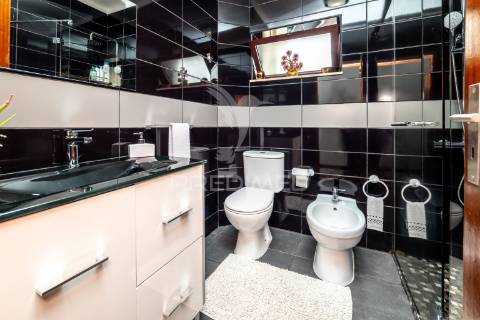 Apartamento t3 equipado e mobilado, localizado em terras de bouro.