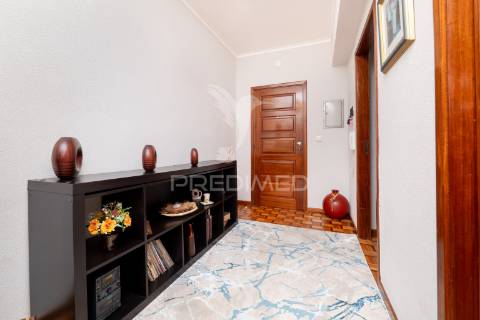 Apartamento t3 equipado e mobilado, localizado em terras de bouro.