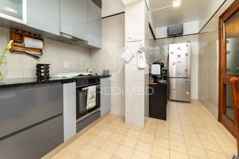 Apartamento t3 equipado e mobilado, localizado em terras de bouro.