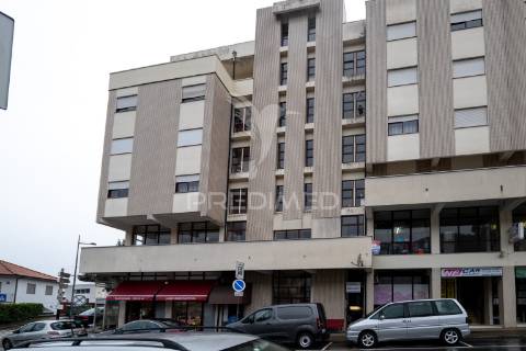 Apartamento t3 equipado e mobilado, localizado em terras de bouro.