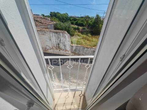 Moradia t2+t1 remodelada. 5min das praias dos salgados,  pêra e galé