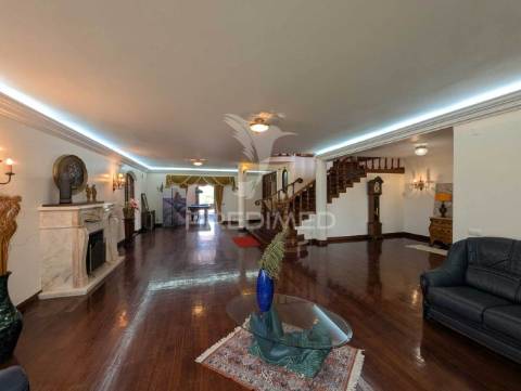 Grande moradia de luxo t5 em altura, perto da praia