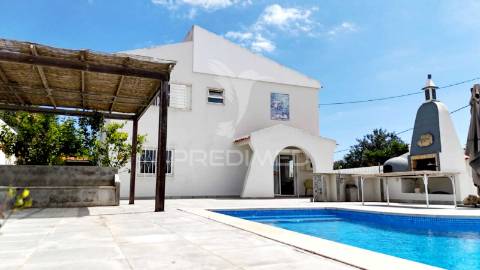 Moradia v5 com piscina, garagem e anexo – conforto e espaço para toda a família