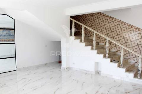 Moradia v5 com piscina, garagem e anexo – conforto e espaço para toda a família