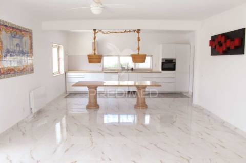 Moradia v5 com piscina, garagem e anexo – conforto e espaço para toda a família