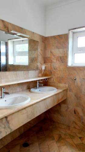 Moradia v5 com piscina, garagem e anexo – conforto e espaço para toda a família