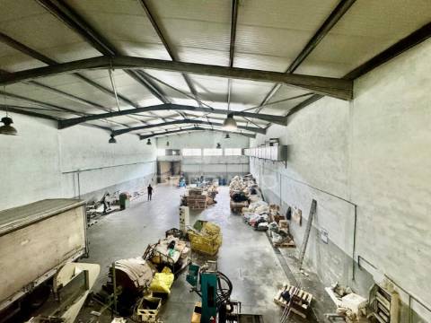 Armazém industrial em vila nova de sande - guimarães