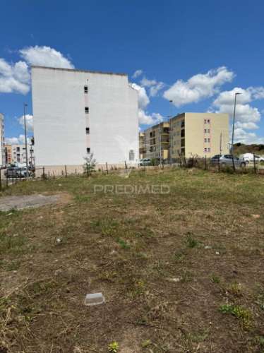 Terreno urbano para construção4 pisos com cave, 4 fogos por piso (total 16 fogos)