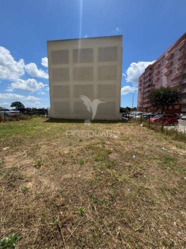 Terreno urbano para construção4 pisos com cave, 4 fogos por piso (total 16 fogos)