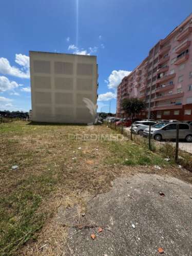 Terreno urbano para construção4 pisos com cave, 4 fogos por piso (total 16 fogos)