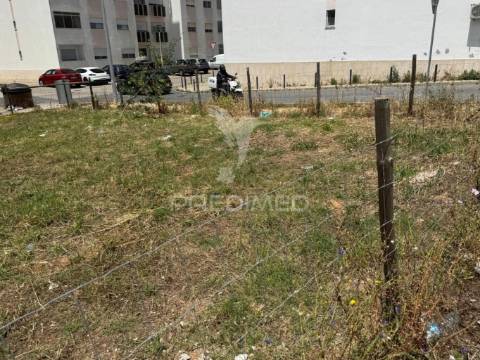 Terreno urbano para construção4 pisos com cave, 4 fogos por piso (total 16 fogos)