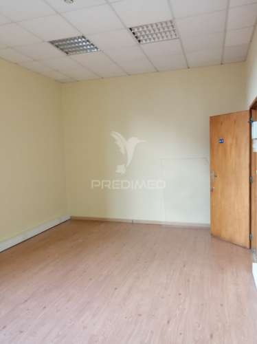 Escritório ao centro da areosa