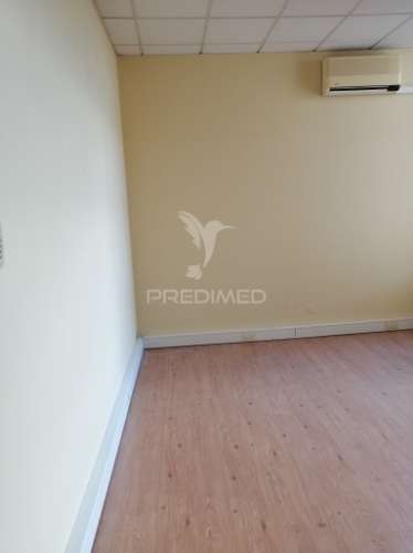 Escritório ao centro da areosa