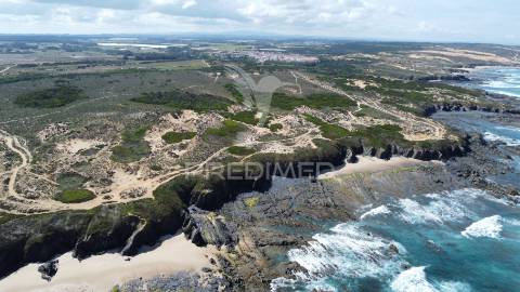 Herdade confinante com praia e linha mar