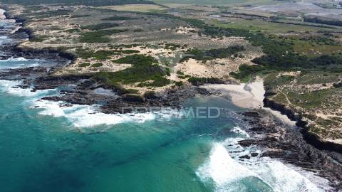 Herdade confinante com praia e linha mar