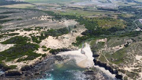 Herdade confinante com praia e linha mar