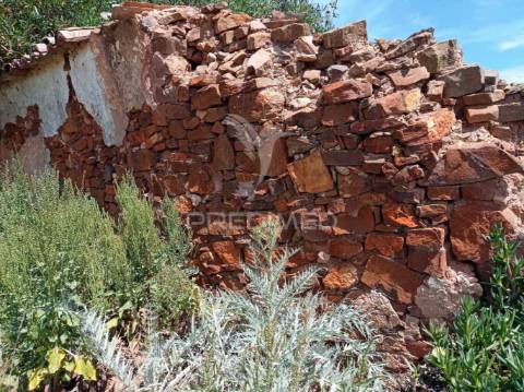 Herdade confinante com praia e linha mar