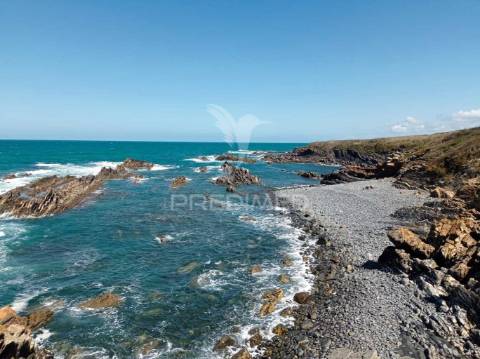 Herdade confinante com praia e linha mar