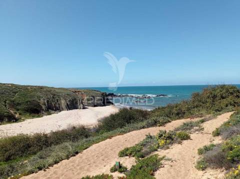 Herdade confinante com praia e linha mar