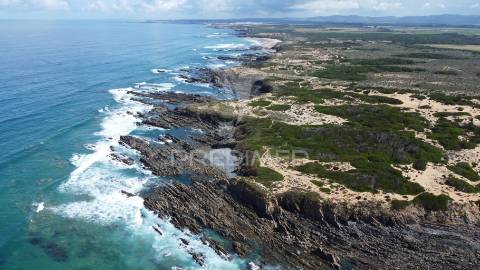 Herdade confinante com praia e linha mar