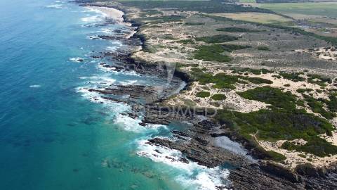Herdade confinante com praia e linha mar