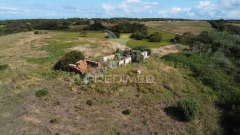 Herdade confinante com praia e linha mar