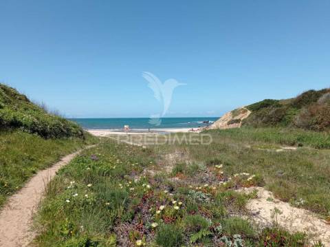 Herdade confinante com praia e linha mar