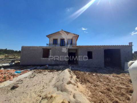 Moradia com piscina em cosntrução,agualva de cima, pegões.