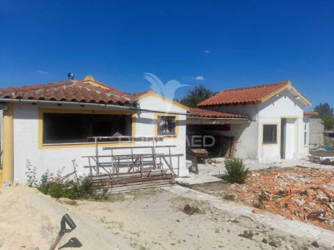 Moradia com piscina em cosntrução,agualva de cima, pegões.