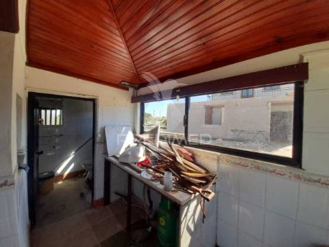 Moradia com piscina em cosntrução,agualva de cima, pegões.